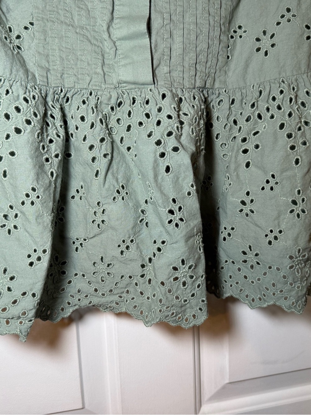 Gap Pleated Eyelet Ruffle Blouse XL Khaki Green Button Up Sleeveless Boho - Picture 4 of 8
